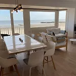 Near Sandy Beaches Apartment *